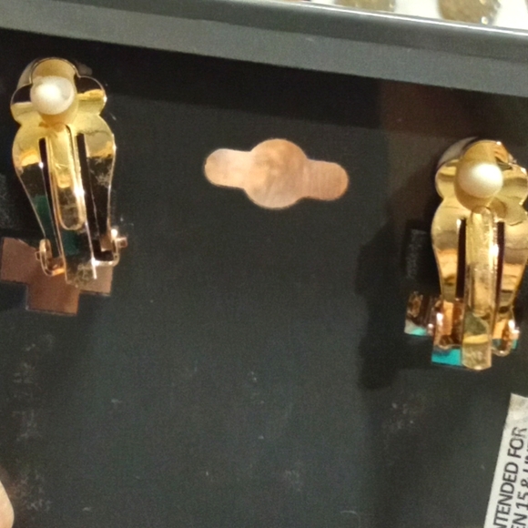 Museum collection goldtone round clip on earrings - Picture 2 of 2